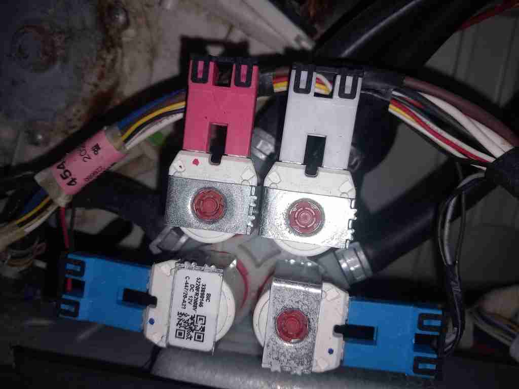 صمام مياه رباعي  ١٢ فولت